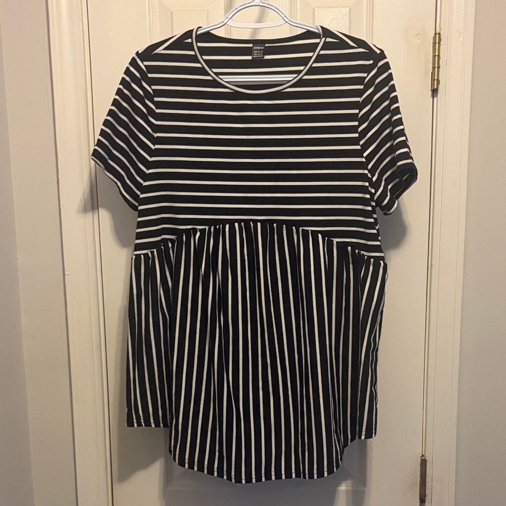 SHEIN Monochrome Striped Top